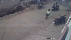 倒れてくる電柱から間一髪逃げた男の子