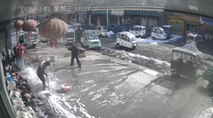 雪の塊が上から落ちてきたので移動してみたら…