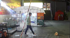 猫の餌やりのおかげで植木鉢の直撃を免れた店主