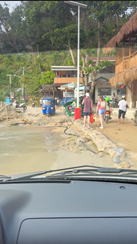 近道として当たり前のようにビーチを通る車両
