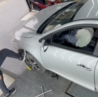 タイヤ蹴ったらエアバッグ作動