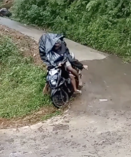 雨除けの袋が取れずに横転するバイク