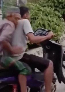 坂が急すぎてパンツ丸見え