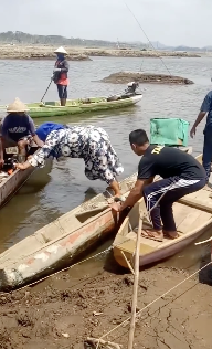 ボートを操れずに落下する女性
