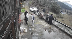 テラスの床が崩壊し転落