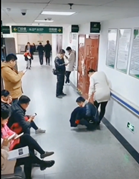 妊娠中の妻のために椅子になるやさしい夫