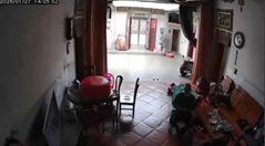 一体何事！？家の中で座っていたら天井が崩落