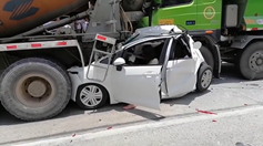 トラックに車が押し潰されるも奇跡的に軽傷②