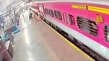 走行中の列車脇に落ちる乗客を素早く救出