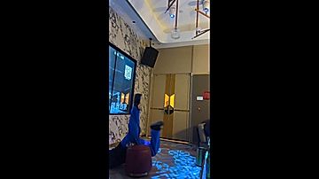 熱唱中に思わぬ転倒