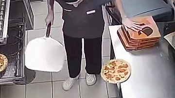 落ちるピザを見事にキャッチ