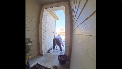 案の定スコップがお尻を強打