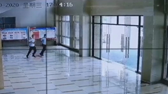 緊急出動の消防士がガラスドアに直撃