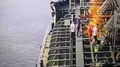 貨物船が爆発してギリギリ川に逃げ込む乗組員