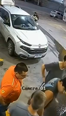 給油所内にこぼれた燃料に火をつける危険な男