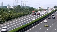 まるでトランプのように飛び散る石膏ボード