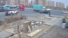 突進してくる車から子を抱きかかえて逃げた母親