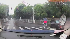 輪タクと接触した自転車の男性が荷台に着地