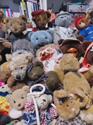 ど～こだ？ぬいぐるみの山に紛れた犬