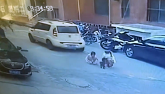 車の下敷きになるも自力で這い出た子どもたち