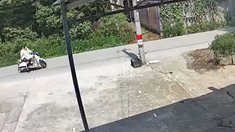 スクーターが宙に舞い上がり滑り落ちる姉弟