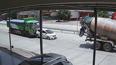 トラックに車が押し潰されるも奇跡的に軽傷①