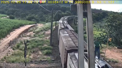 走行中の貨物列車から積荷を盗む強盗団