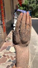 農作業中に土の中から出てきたのは人間の手?