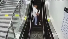 エスカレーターでいちゃつくカップルが転落