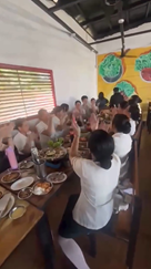 誕生日パーティー中のテーブルに燃え広がる炎