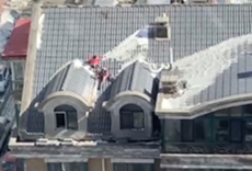 危険！建物の屋根を滑り台にする子どもたち