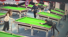 球が回転しながら反対側のポケットに向かいイン