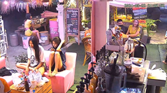 友人が立ったせいで…バランスが悪すぎるソファ