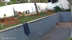 壁を突き破って突っ込んでくるバス