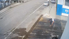 突風で門が勢いよく閉まり男性のお尻を直撃