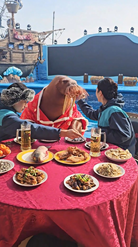 席についてお行儀よくご馳走を食べるセイウチ