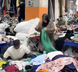 商品に隠れて眠る男