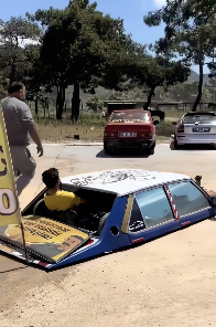 車高が低すぎる車