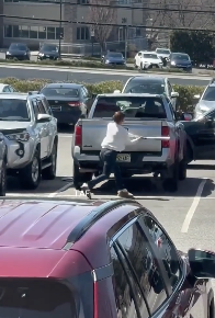 何があった？バットで車を破壊する女性