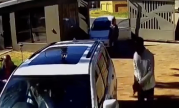 車強盗を懲らしめる女性