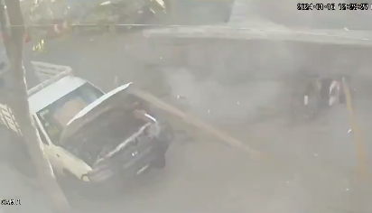 巨大な落下物をギリギリ避けた作業員