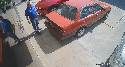 屋根が落下するも危機一髪で避けた男性