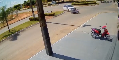 茂みがクッションに？バイク事故も助かった男性