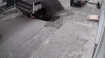 突然陥没する道路