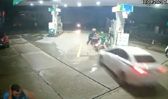 給油所に突然突っ込んでくる車