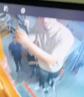 お金がないと監視カメラに訴える男