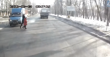 ギリギリで下敷きを避けたふたり