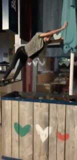 酔っ払って自ら土を被る酔っ払い