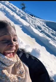 坂を勢いよく滑ったらウィッグが取れちゃった