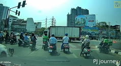 信号待ちするライダーの列に突っ込んでくる車